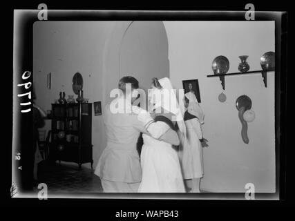 Danza in Dr. & Mrs. Wren's House. Officer & Australian infermiere dancing Foto Stock