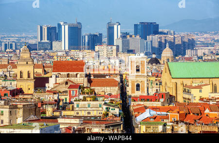 Napoli skyline della città con la storica città vecchia, Spaccanapoli street e il moderno distretto finanziario di grattacieli, Italia Foto Stock