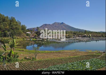 Monte Batur e Lago Batur a Bali Foto Stock