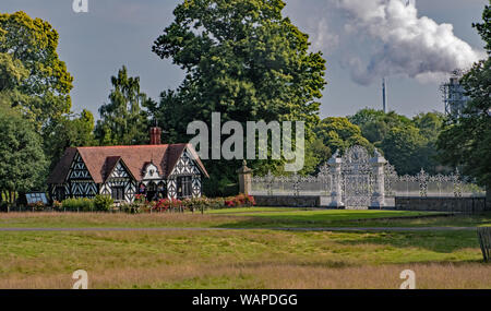 Chirk Castle cancelli di ingresso e Lodge Foto Stock