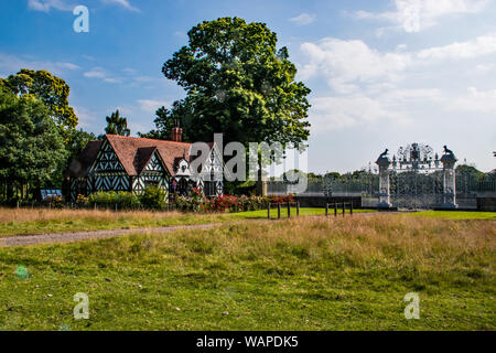 Chirk Castle cancelli di ingresso e Lodge Foto Stock