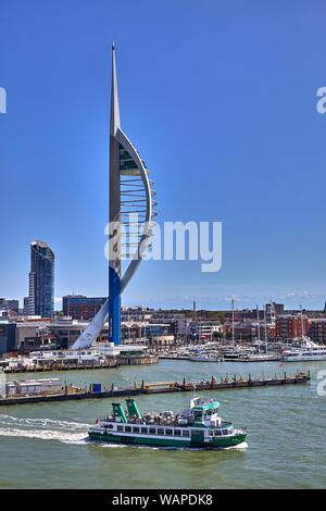 Il porto di Portsmouth è un grande porto naturale in Hampshire, Inghilterra. È meglio conosciuta come la casa della Royal Navy, HMNB Portsmouth Foto Stock