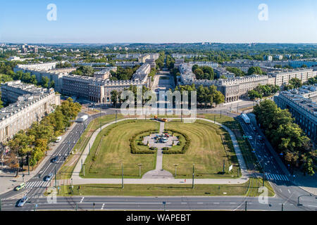 Cracovia, in Polonia. Panoramica aerea di Nowa Huta (nuovo mulino di acciaio), uno dei due soli interamente pianificata e costruire realista socialista insediamenti nel mondo. Foto Stock