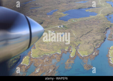 Vista da Loganair twin elica aereo sopra le Ebridi Esterne verso lo sbarco in Benbecula, in Scozia, Regno Unito Foto Stock