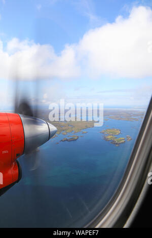 Vista da Loganair twin elica aereo sopra le Ebridi Esterne verso lo sbarco in Benbecula, in Scozia, Regno Unito Foto Stock