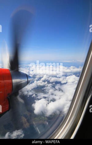 Vista da Loganair twin elica aereo fino la costa ovest della Scozia, Regno Unito Foto Stock