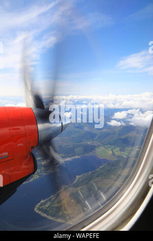 Vista da Loganair twin elica aereo fino la costa ovest della Scozia, Regno Unito Foto Stock