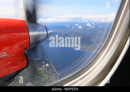 Vista da Loganair twin elica aereo fino la costa ovest della Scozia, Regno Unito Foto Stock