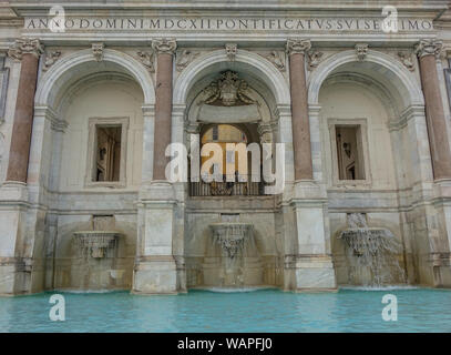 Roma, Lazio, Italia - 10 Settembre 2017: vista anteriore di una fontana di Roma con tre archi e acqua sul fondo Foto Stock