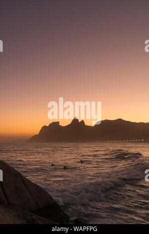 Surfisti a Ipanema Beach,Rio de Janeiro da Arpoador durante il crepuscolo Foto Stock