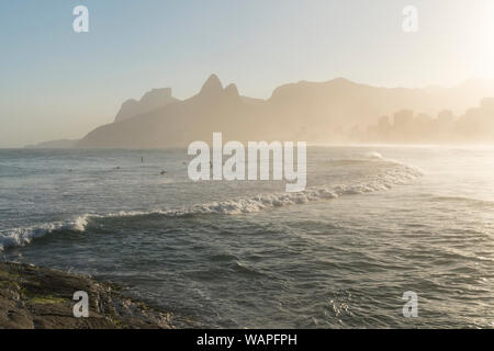 Tramonto sulla spiaggia di Ipanema e Morro Dois IrmÃ£os da Arpoador Rock Foto Stock