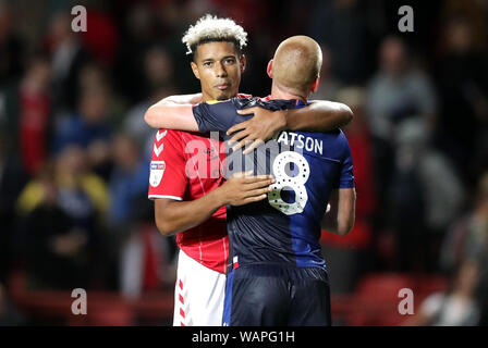 Charlton Athletic's Lyle Taylor (sinistra) e Nottingham Forest del Ben Watson dopo il fischio finale durante il cielo di scommessa match del campionato a valle, Londra. Foto Stock