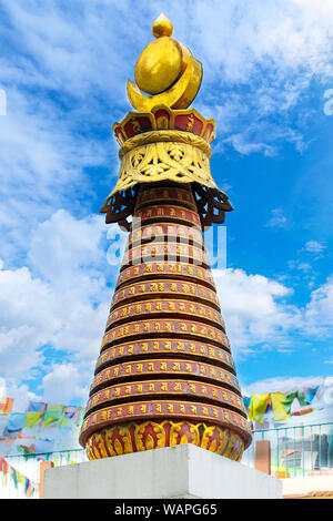 Preghiera stupa di Swayambhunath Monkey Temple cielo blu su sfondo a Kathmandu in Nepal Foto Stock