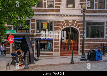 Downtown Asheville, North Carolina, Stati Uniti d'America - 17 Giugno 2018: musicista di strada riproduce musica da punta in downtown Asheville Foto Stock