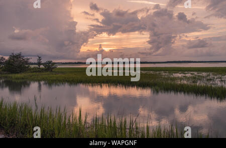 Isola Pinckney, South Carolina, Stati Uniti d'America - Luglio 23, 2018: tramonto sull isola Pinckney, una piccola riserva naturale in Carolina del Sud Foto Stock