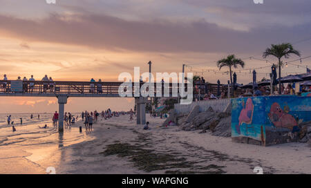 Fort Myers Beach, Florida, Stati Uniti d'America - Luglio 18, 2018: Tramonto sul molo di pesca e Golfo del Messico in Fort Myers Beach Foto Stock