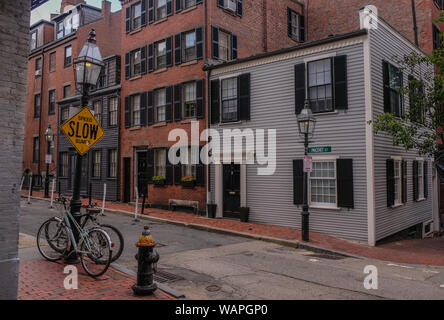 Acorn Street in Beacon Hill district, Boston, Massachusetts, STATI UNITI D'America - 28 Luglio 2018: due biciclette in appoggio su un lampione su una strada di Beacon Hill, Bosto Foto Stock
