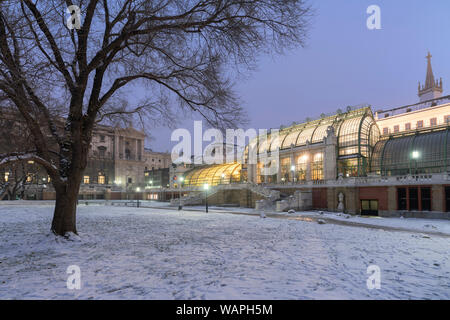 Serra Palmenhaus vista dal palazzo di Hofburg giardini ricoperti di neve, Burggarten, Vienna, Austria Foto Stock