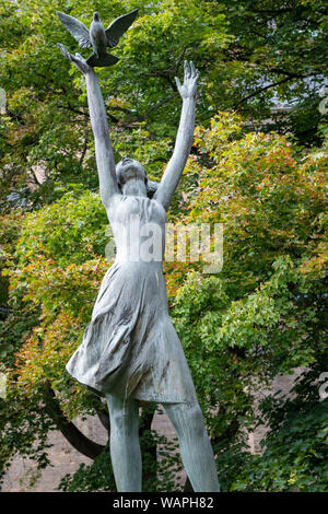 Statua di una giovane ragazza rilasciando una colomba al di fuori della chiesa di Santa Ludmilla, quartiere di Vinohrady, Praga, Repubblica Ceca Foto Stock