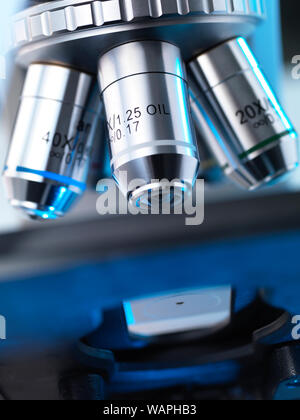 La ricerca medica, Microscopio utilizzato per visualizzare campioni umani il laboratorio Foto Stock