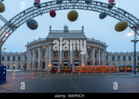 Decorazioni natalizie su arco di ferro di fronte al Burgtheater, al Teatro Nazionale austriaco, a Vienna Foto Stock