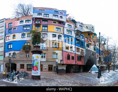 Facciate colorate di appartamenti nell'iconico Hundertwasser Village, Hundertwasserhaus, Vienna, Austria Foto Stock