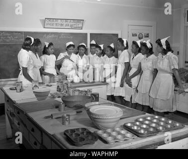 Daytona Beach, Florida. Bethune-Cookman College. Home economica agli studenti di imparare a fare il pane buono Foto Stock