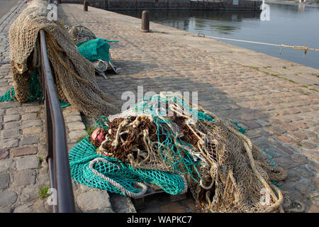 Le reti da pesca dopo il lavoro su una mole Foto Stock
