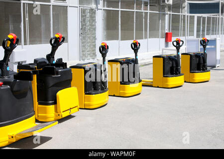 Giallo carico industriale trasportatori di pallet in linea Foto Stock