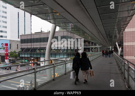 Skywalk pedonale che collega da Shin Kong Mitsukoshi department store luogo hall A9 a Vieshow Cinema, Xinyi District, Citta' di Taipei, Taiwan Foto Stock