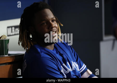 Agosto 20, 2019, Los Angeles, California, Stati Uniti d'America: Toronto Blue Jays terzo baseman Vladimir Guerrero Jr. (27) Guarda il video da scheda la piroga durante il gioco tra il Toronto Blue Jays e il Los Angeles Dodgers al Dodger Stadium. Foto Stock