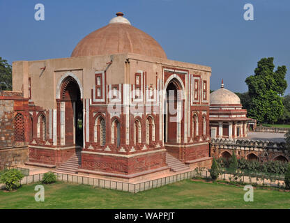 L'Alai Darwaza - ingresso al Quwwat-ul-Islam moschea. Il monumento più piccoli a lato è la tomba di Imam Zamin. Foto Stock