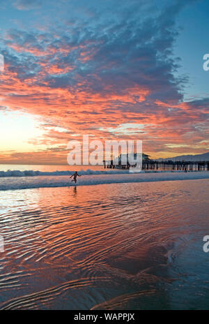 Colorato tramonto sul Santa Monica a Los Angeles, CA, Stati Uniti d'America Foto Stock