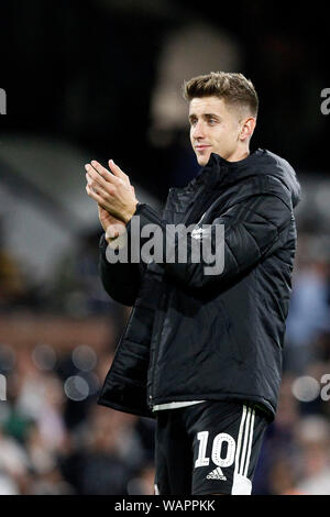 Londra, Regno Unito. 21 Ago, 2019. Tom Cairney di Fulham salutare il supporto durante il cielo EFL scommessa match del campionato tra Fulham e Millwall a Craven Cottage, Londra, Inghilterra il 21 agosto 2019. Foto di Carlton Myrie. Solo uso editoriale, è richiesta una licenza per uso commerciale. Nessun uso in scommesse, giochi o un singolo giocatore/club/league pubblicazioni. Credit: UK Sports Pics Ltd/Alamy Live News Foto Stock