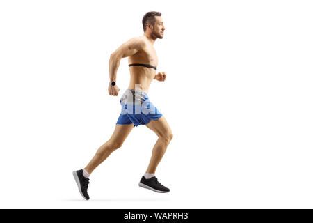 Lunghezza piena ripresa di profilo di un giovane uomo che corre e che indossa una cintura toracica monitor isolati su sfondo bianco Foto Stock
