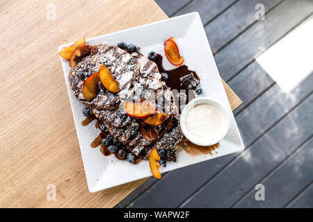 Il cioccolato American pancake con frutta di stagione e Oreos a pancake alla moda ristorante Manekin a Varsavia, Polonia Foto Stock