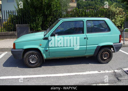 Casazze, Italia - Agosto 17, 2017: originale Fiat Panda parcheggiato in un parcheggio pubblico nella città di Skofje Loka. Nessuno in de veicolo. Foto Stock