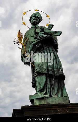 Statua di Giovanni di Nepomuk sul Ponte Carlo a Praga, Repubblica Ceca Foto Stock