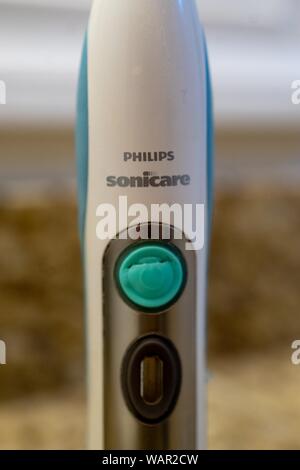 Close-up del logo sul manico di Philips Sonicare elettronico di spazzolino da denti in bagno interno, Agosto 21, 2019. () Foto Stock