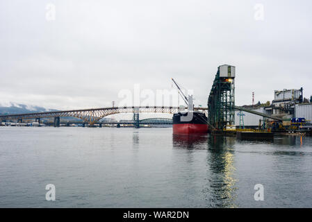 VANCOUVER, BC, Canada - 01 novembre 2018: la nave portarinfuse 'nuova frontiera' è ancorata in corrispondenza del terminale di Cascadia. Foto Stock