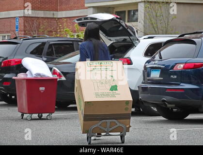 Storrs, CT / STATI UNITI D'America - 10 Maggio 2019: Uno studente di college si sposta al di fuori del dormitorio Foto Stock
