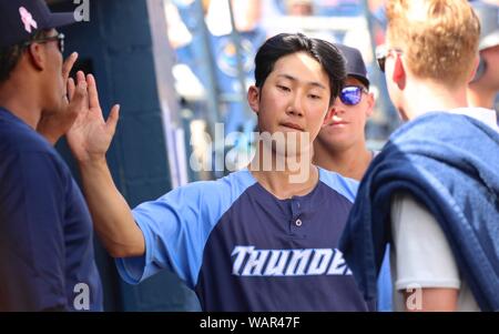 Trenton, New Jersey, USA. 21 Ago, 2019. HOY YUN Parco di Trenton Thunder si congratula con i suoi compagni di squadra in piroga punteggio dopo una corsa nel settimo inning di gioco contro il New Hampshire Fisher gatti a Arm & Hammer Park. Il Tuono ha vinto 4-0. Credito: Staton Rabin/ZUMA filo/Alamy Live News Foto Stock