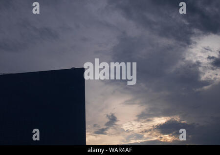 Cieli SYMPHONY I: un cielo d'argento tramonto in Atlantic City entusiasma. Foto Stock