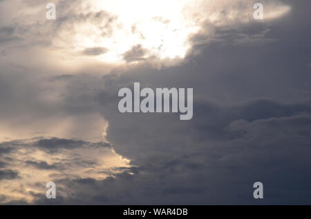 Cieli SYMPHONY I: un cielo d'argento tramonto in Atlantic City entusiasma. Foto Stock