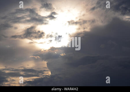 Cieli SYMPHONY I: un cielo d'argento tramonto in Atlantic City entusiasma. Foto Stock