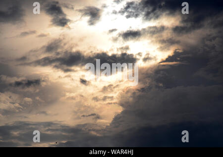 Cieli SYMPHONY I: un cielo d'argento tramonto in Atlantic City entusiasma. Foto Stock