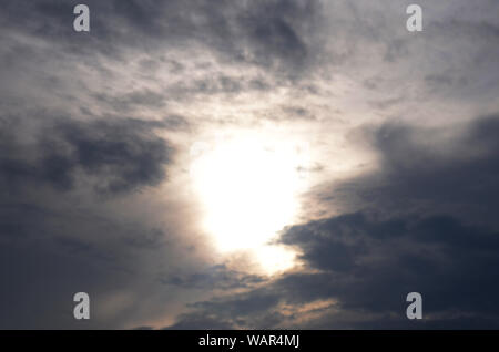 Cieli SYMPHONY I: un cielo d'argento tramonto in Atlantic City entusiasma. Foto Stock
