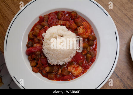 Cucina catture 1: un gumbo creola con stufati di okra, pomodoro e riso al gelsomino fare ammenda per il pranzo nel centro storico di Savannah, Georgia distretto. Foto Stock