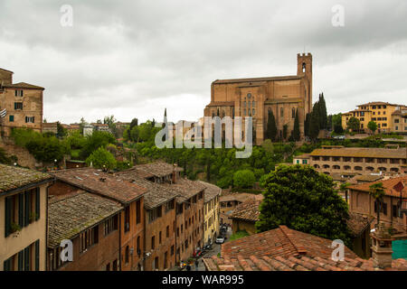 Vista panoramica di Siena. Case e tetti, chiesa e cipressi in piena vista. Regione Toscana dell'Italia. Foto Stock