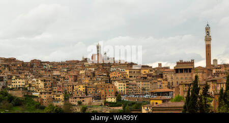 Ampia vista panoramica della città di Siena, Italia Foto Stock